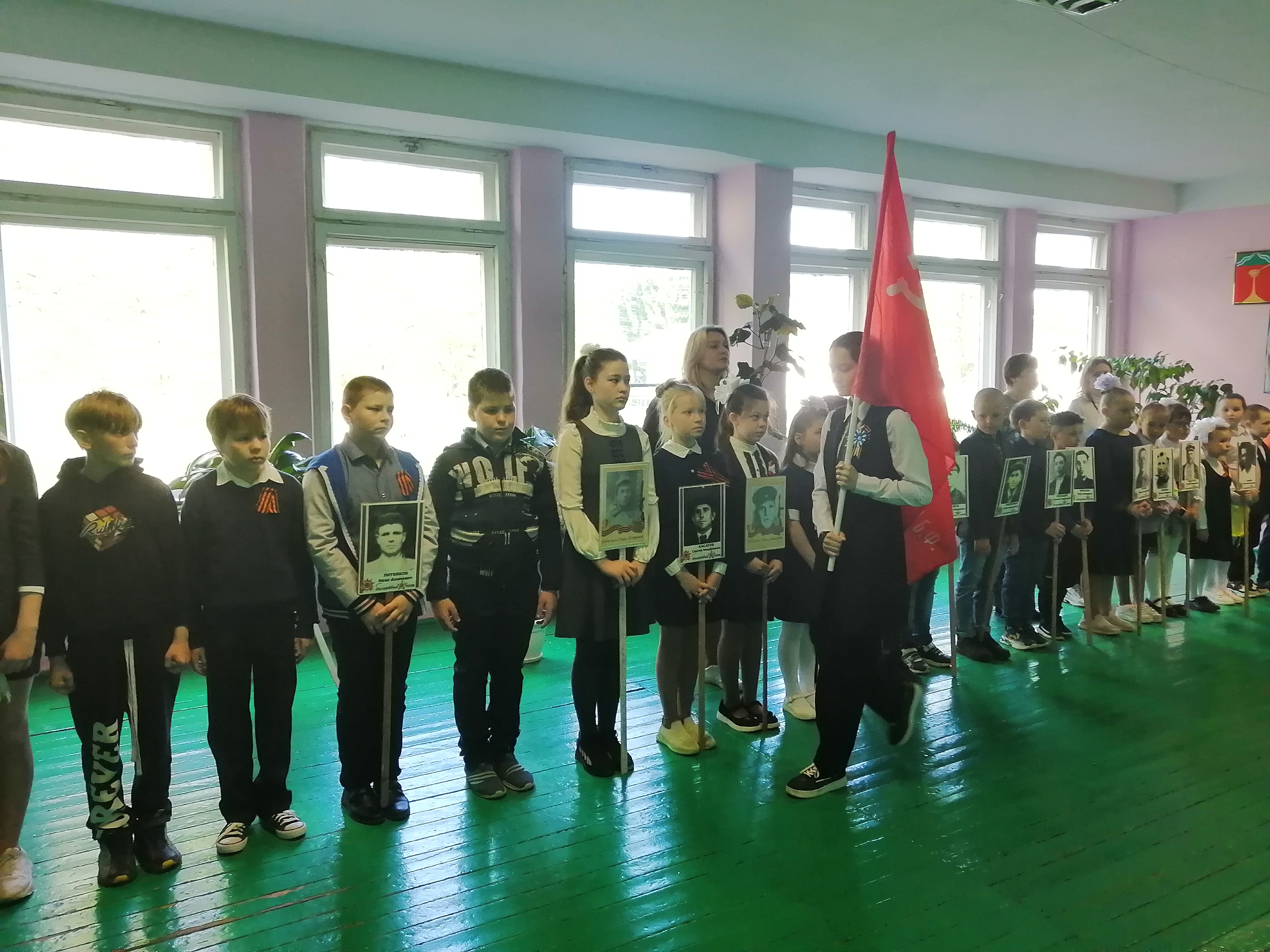 Вынос флага Победы на торжественной линейке (Трофимова Анна ученица 8 класса)